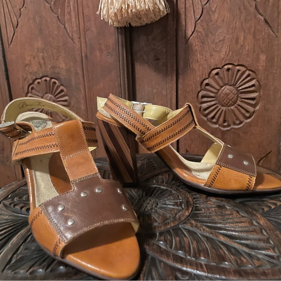 Vintage Fluevog Brown Leather Strappy Heels. - Picture 4 of 5